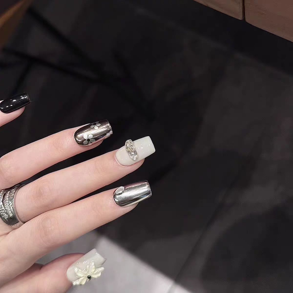 Three-dimensional black ice flower