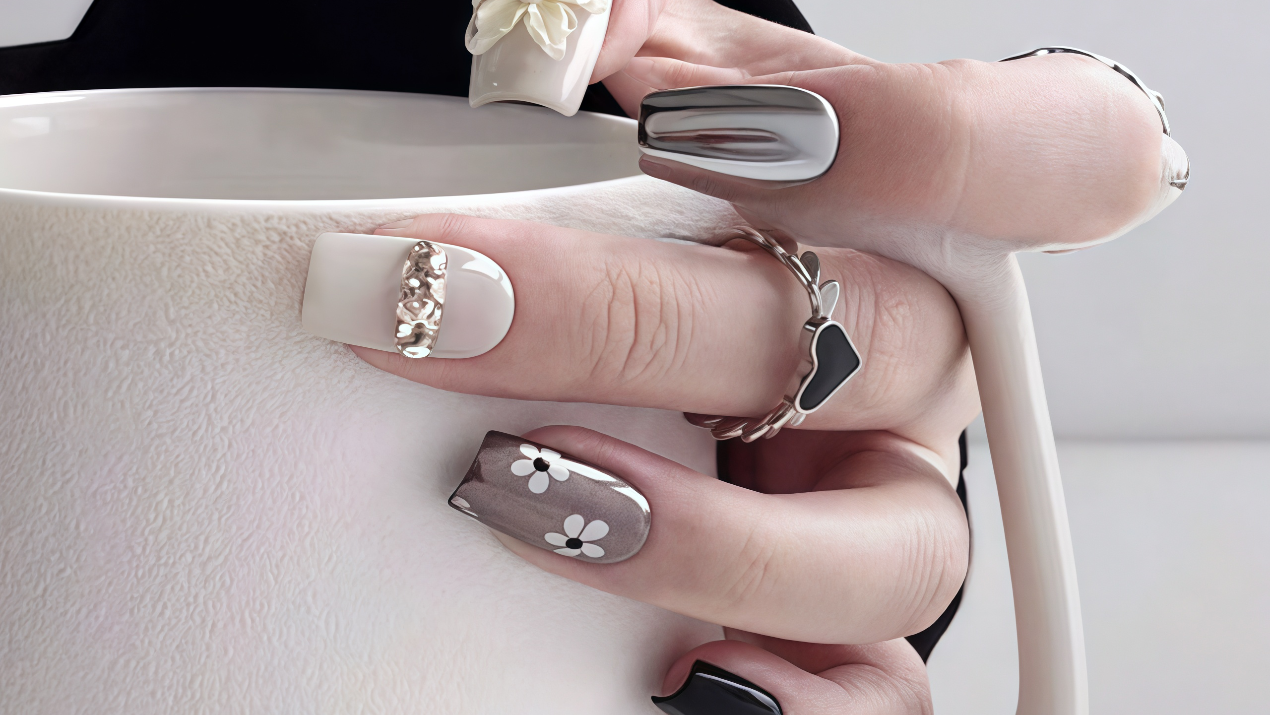 Three-dimensional black ice flower